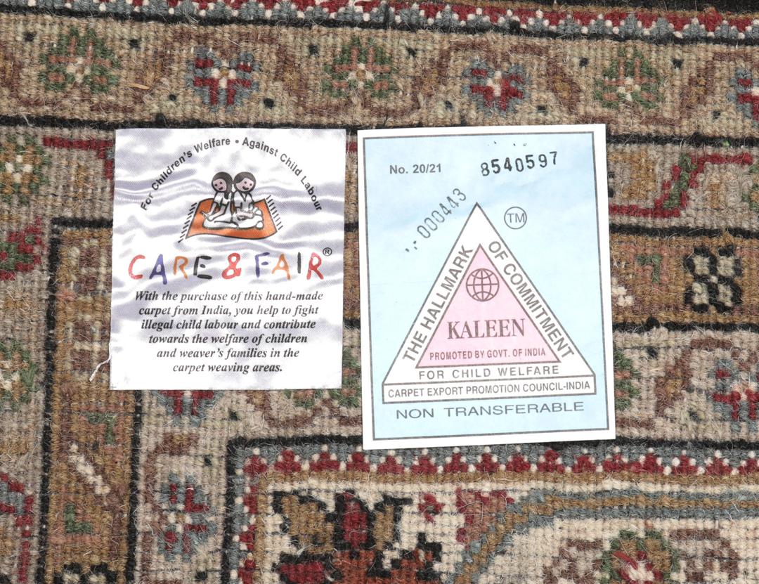 Et stort rektangulært Tabriz-tæppe med et medaljondesign i brune og beige nuancer, med oprindelse fra Indien.