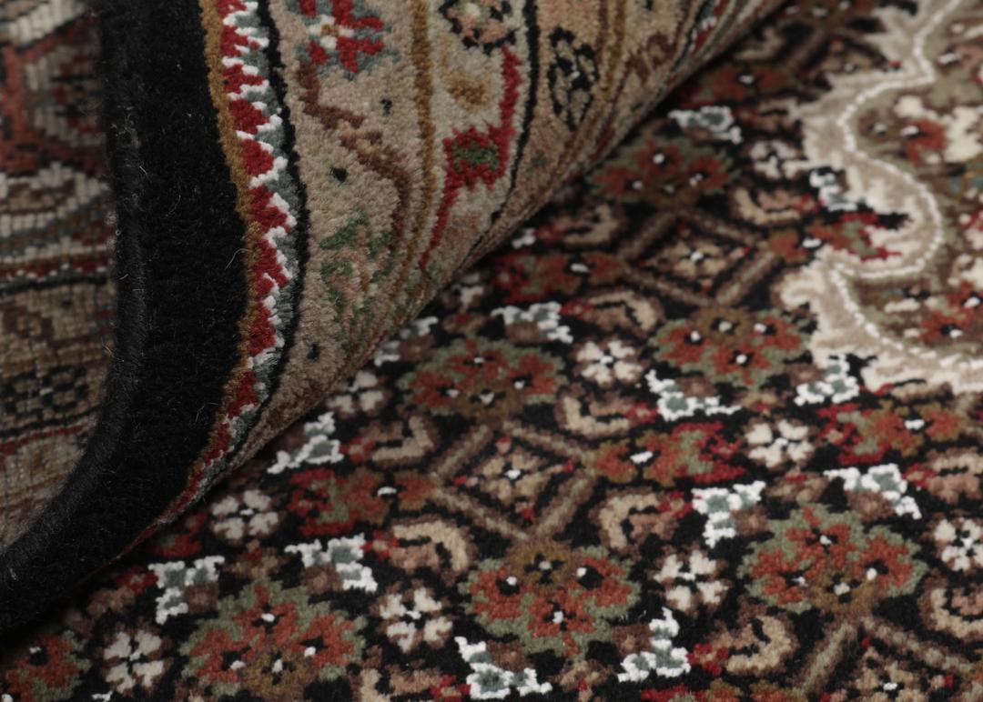 Duży prostokątny dywan Tabriz z brązowo-kremowym wzorem medalionu, wykonany w Indiach.