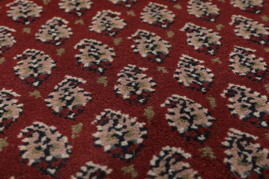Een handgeknoopt Mir Indo tapijt uit India in diepe donkerrode tinten.