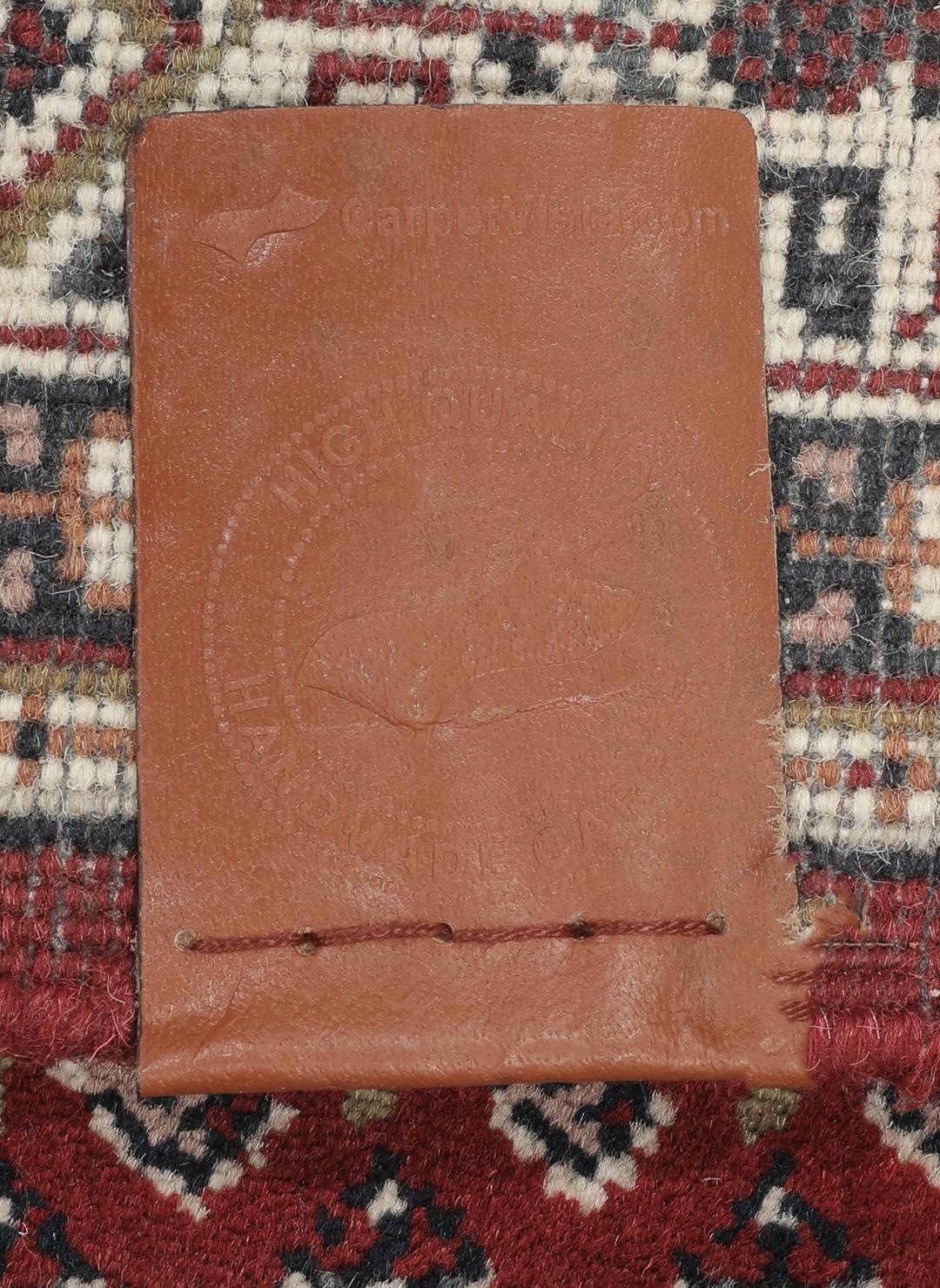 Een handgeknoopt Mir Indo tapijt uit India in diepe donkerrode tinten.