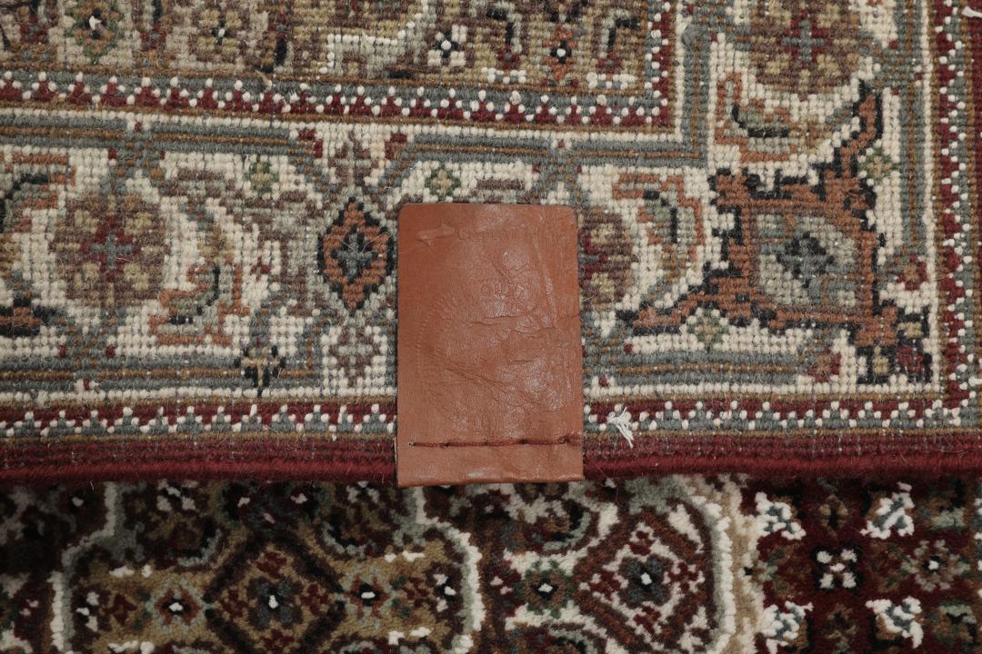 Håndknyttet Tabriz-tæppe fra Indien i mørkerøde og beige nuancer