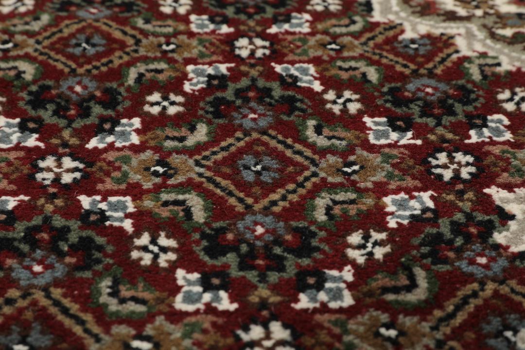 Ręcznie tkany dywan typu Tabriz z Indii w odcieniach czerwieni i beżu z centralnym medalionem