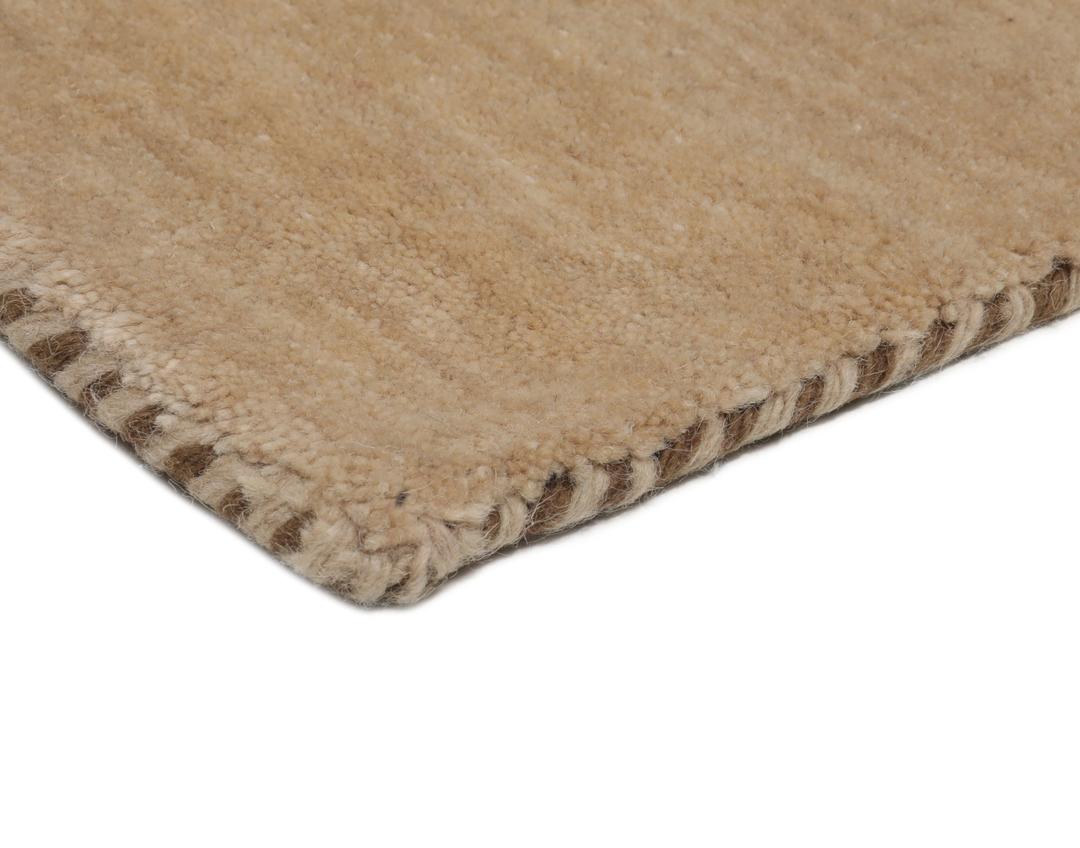 Tapis de couloir beige avec de petits motifs d'animaux et d'arbres