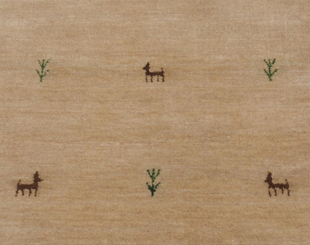 Tapis de couloir beige avec de petits motifs d'animaux et d'arbres