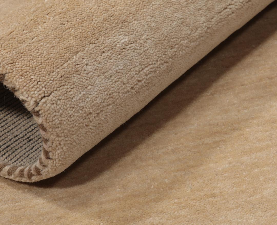 Tapis de couloir beige avec de petits motifs d'animaux et d'arbres