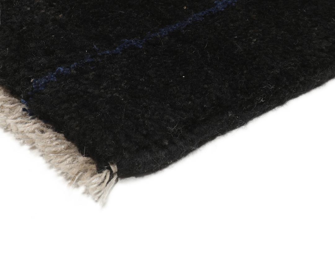 Handgeknoopt zwart Loribaft-tapijt uit het Midden-Oosten met geometrische blauwe lijnen