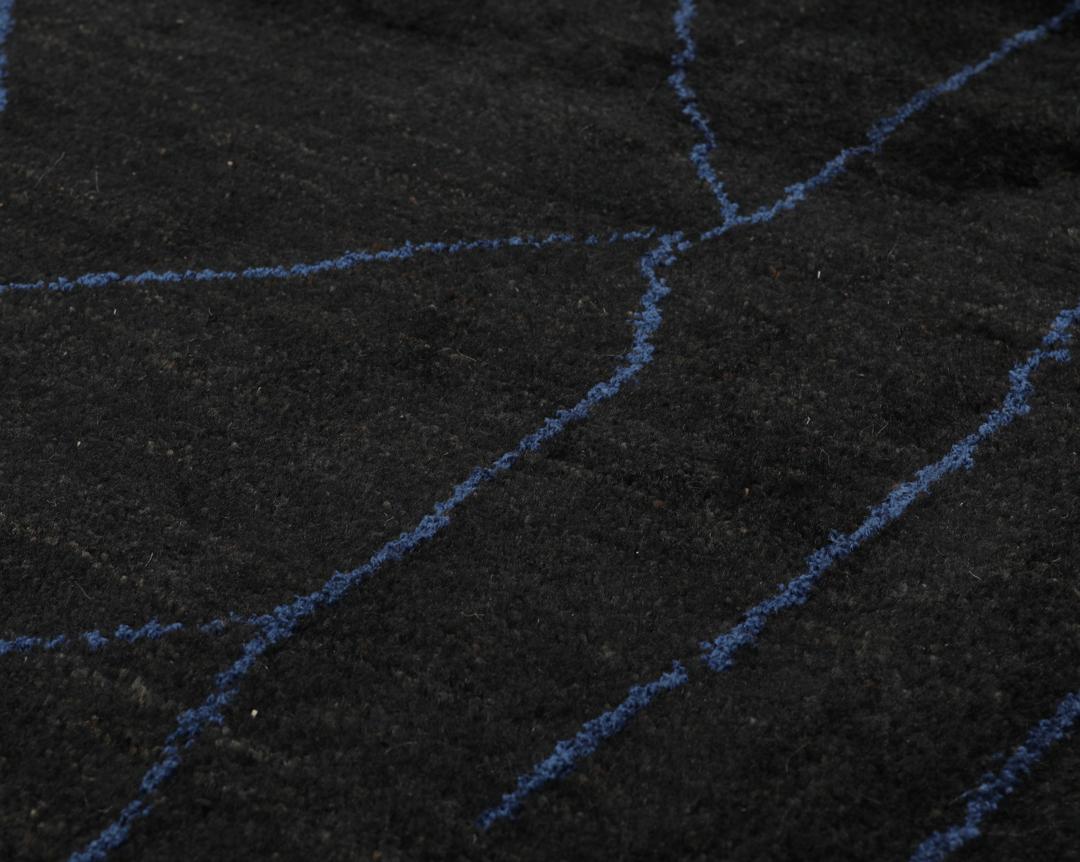 Handgeknoopt zwart Loribaft-tapijt uit het Midden-Oosten met geometrische blauwe lijnen