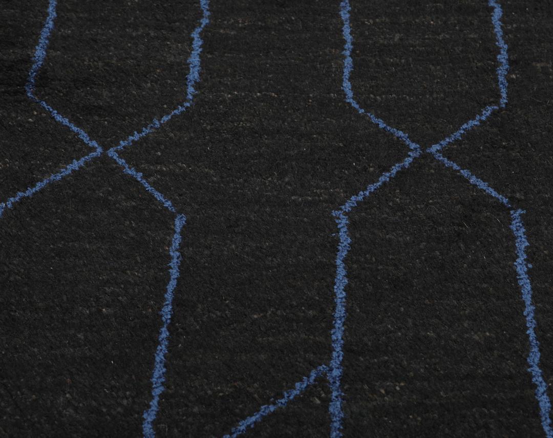 Handgeknoopt zwart Loribaft-tapijt uit het Midden-Oosten met geometrische blauwe lijnen