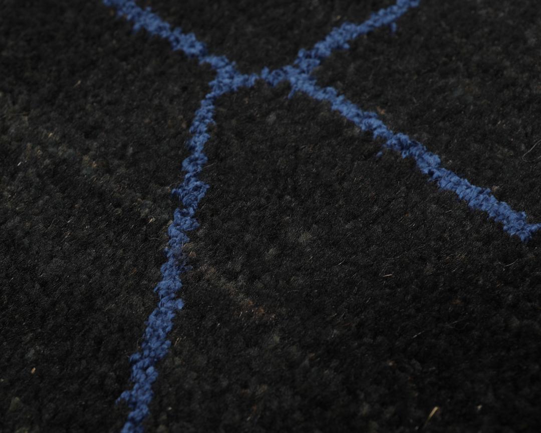 Handgeknoopt zwart Loribaft-tapijt uit het Midden-Oosten met geometrische blauwe lijnen