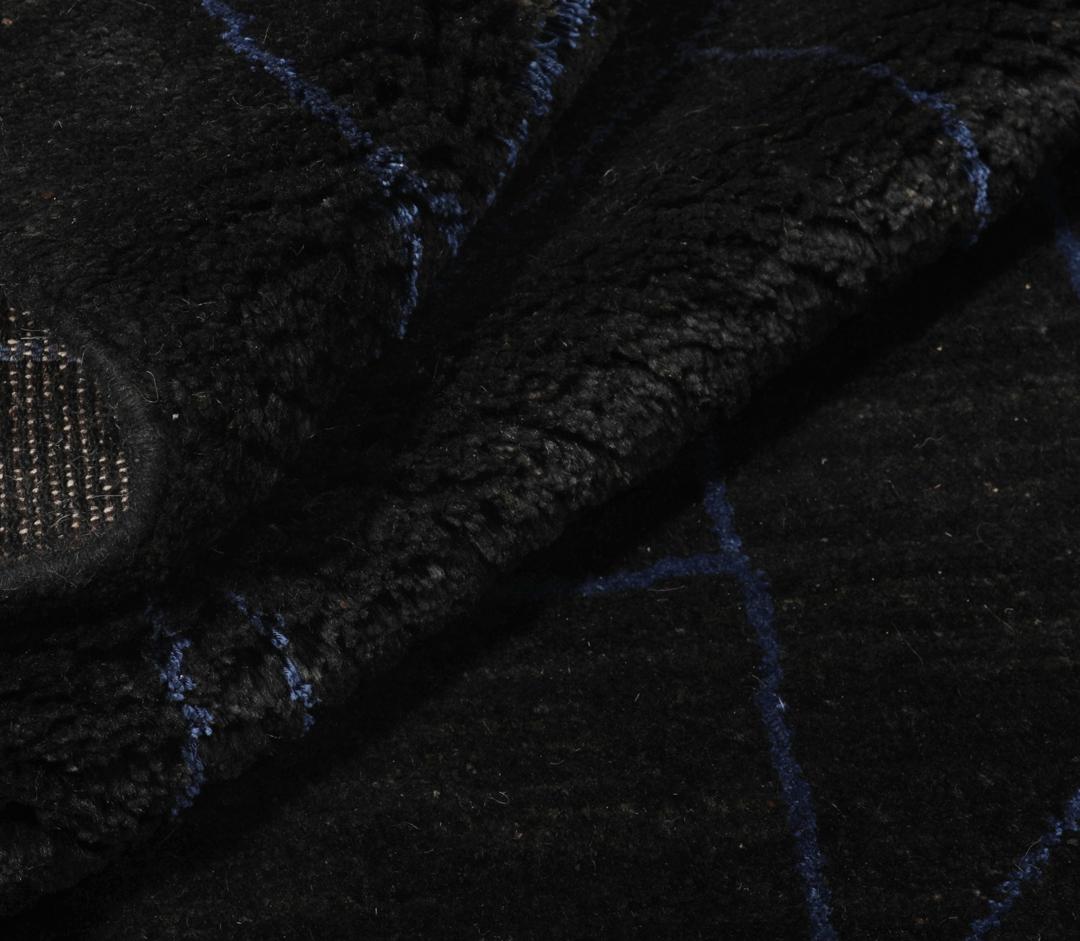 Handgeknoopt zwart Loribaft-tapijt uit het Midden-Oosten met geometrische blauwe lijnen