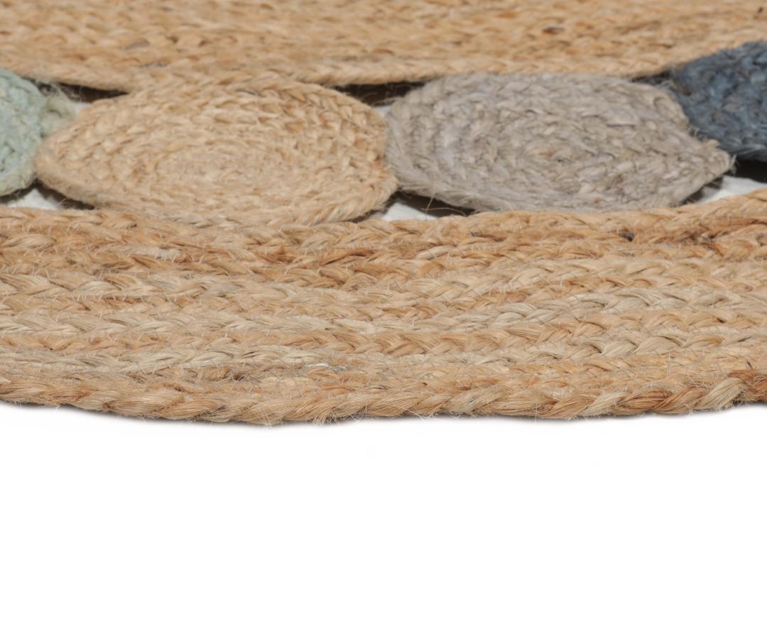 Rond meerkleurig tapijt gemaakt van natuurlijk jute met een decoratieve rand