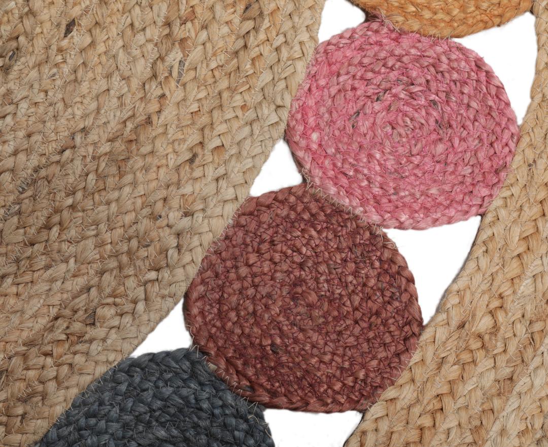 Rond meerkleurig tapijt gemaakt van natuurlijk jute met een decoratieve rand