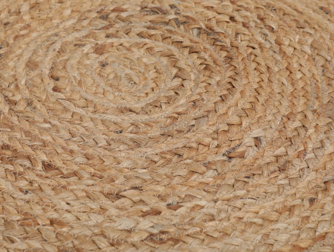 Rond meerkleurig tapijt gemaakt van natuurlijk jute met een decoratieve rand