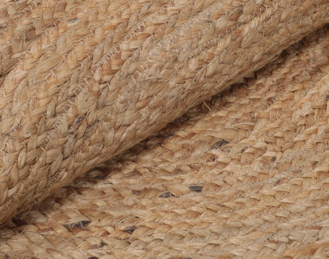 Rond meerkleurig tapijt gemaakt van natuurlijk jute met een decoratieve rand