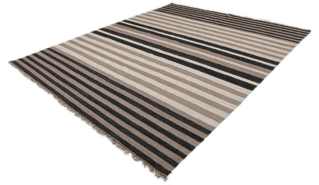 Beige og svart stripete teppe laget av jute.