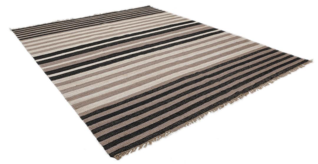 Beige og svart stripete teppe laget av jute.