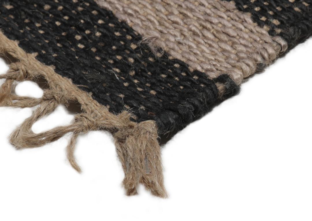 Beige og svart stripete teppe laget av jute.