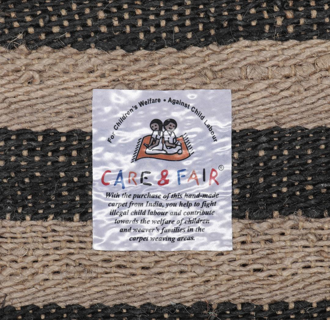 Beige og svart stripete teppe laget av jute.