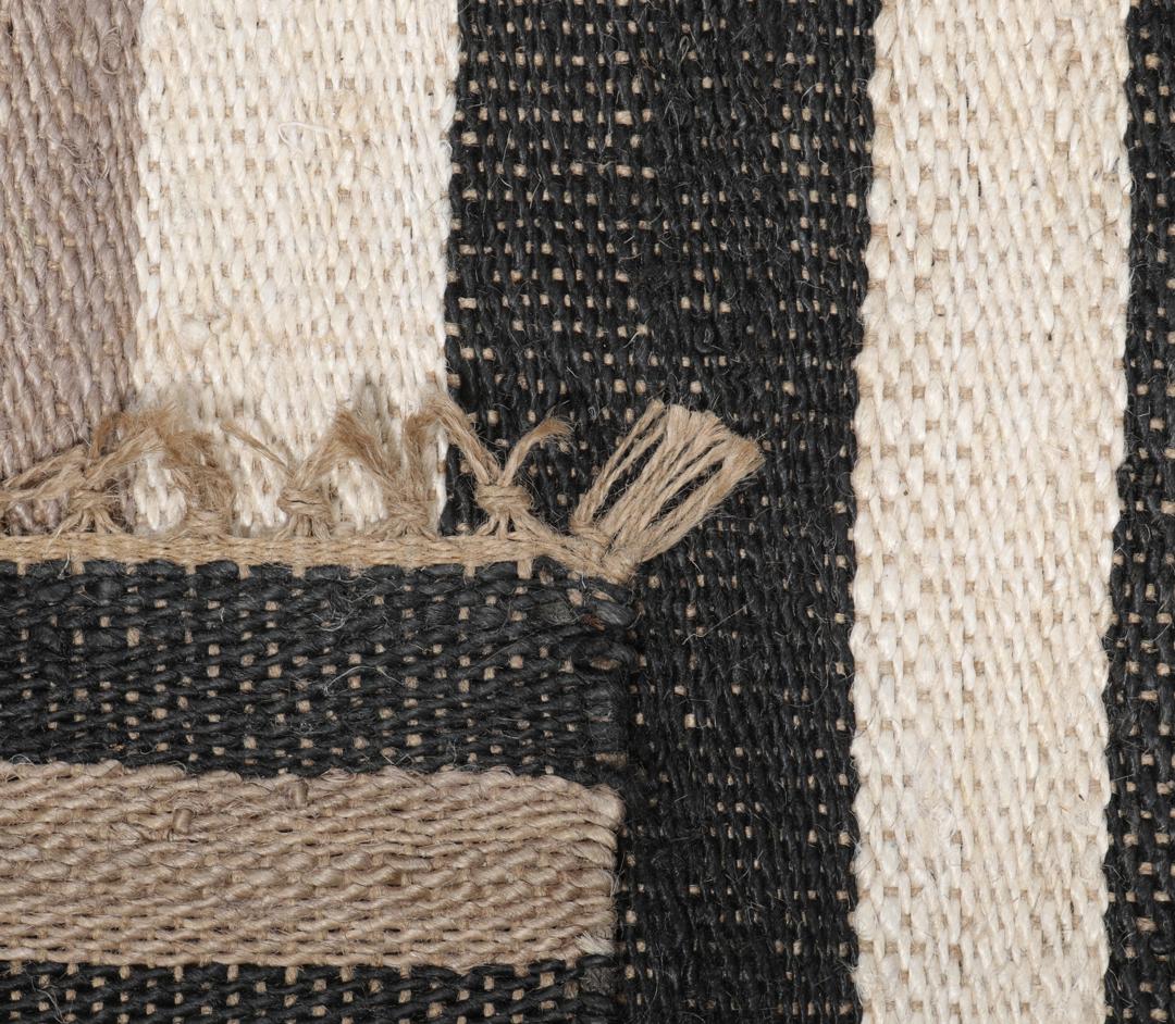Beige og svart stripete teppe laget av jute.