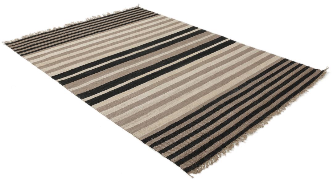Beige og sort stribet tæppe lavet af jute.