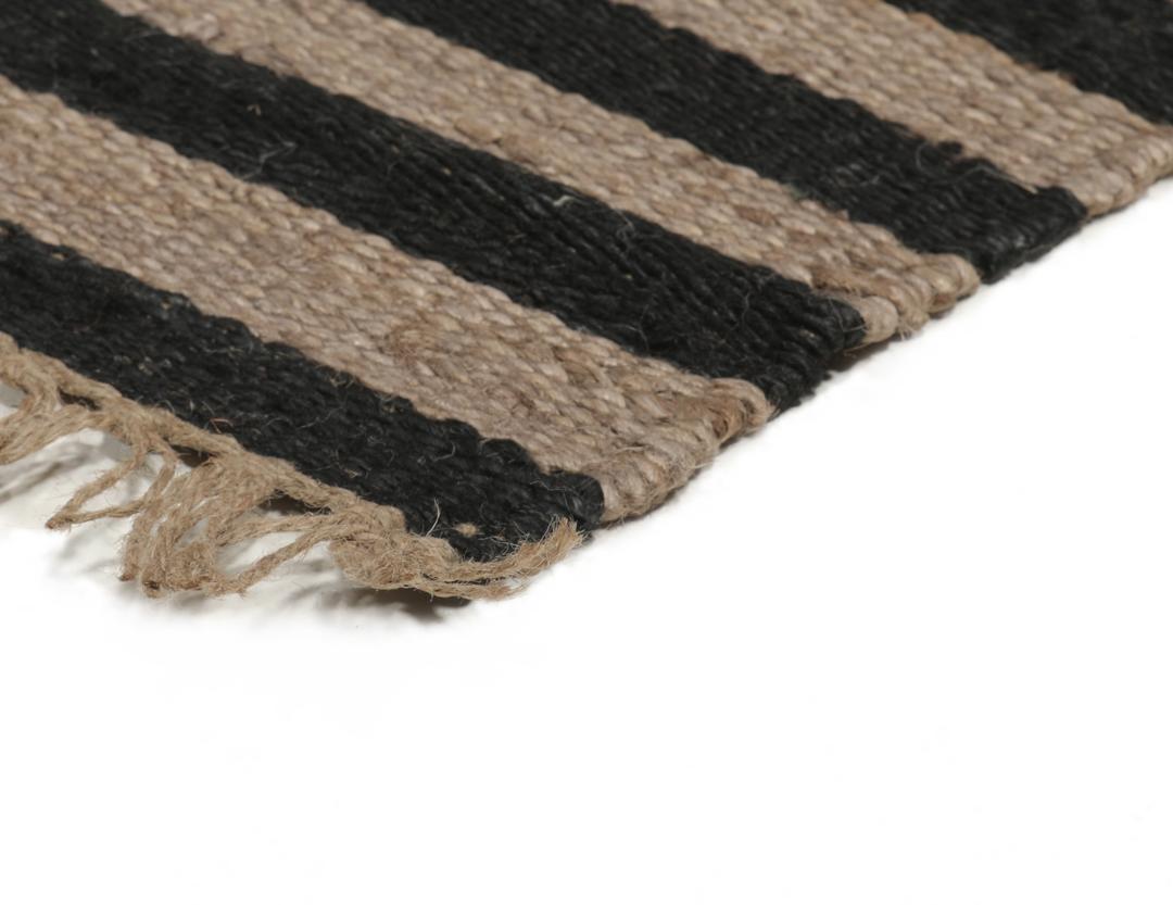 Beige og sort stribet tæppe lavet af jute.