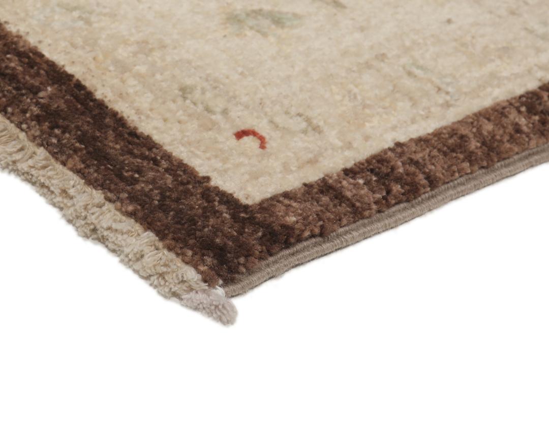 Un tapis Ziegler rectangulaire d'Afghanistan avec un champ marron foncé et des motifs floraux beiges.