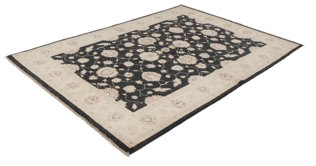 Håndknyttet afghansk Ziegler-tæppe med sort felt og beige blomstermønstre