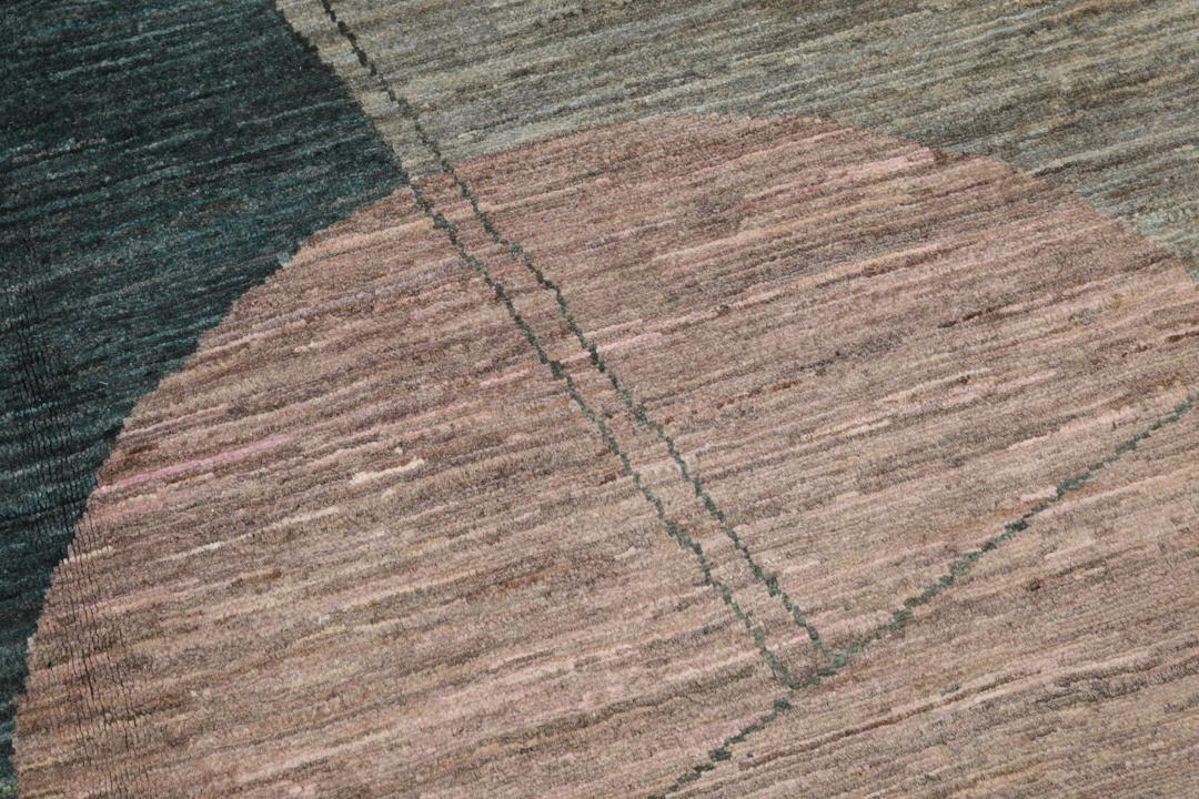 Modern geometrisch tapijt uit het Midden-Oosten in grijs en blauwgroen