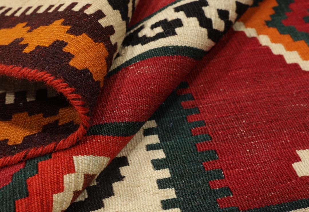 Handgeweven vintage kelim uit het Midden-Oosten in levendig rood met geometrische patronen