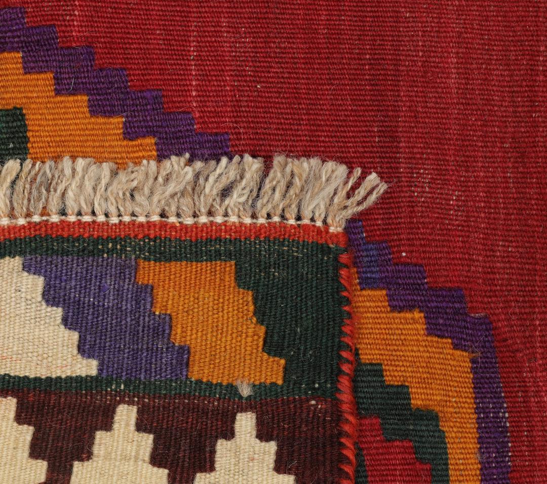 Handgeweven vintage kelim uit het Midden-Oosten in levendig rood met geometrische patronen