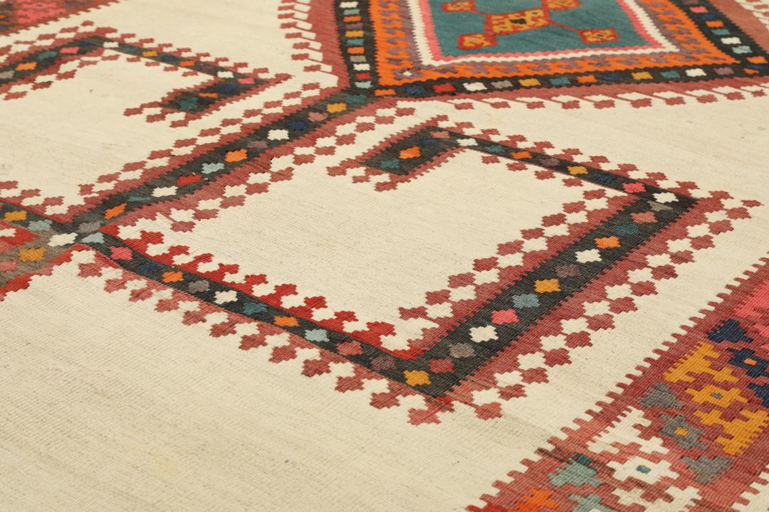 Vintage handgeweven Kelim-tapijt uit het Midden-Oosten met veelkleurige geometrische patronen