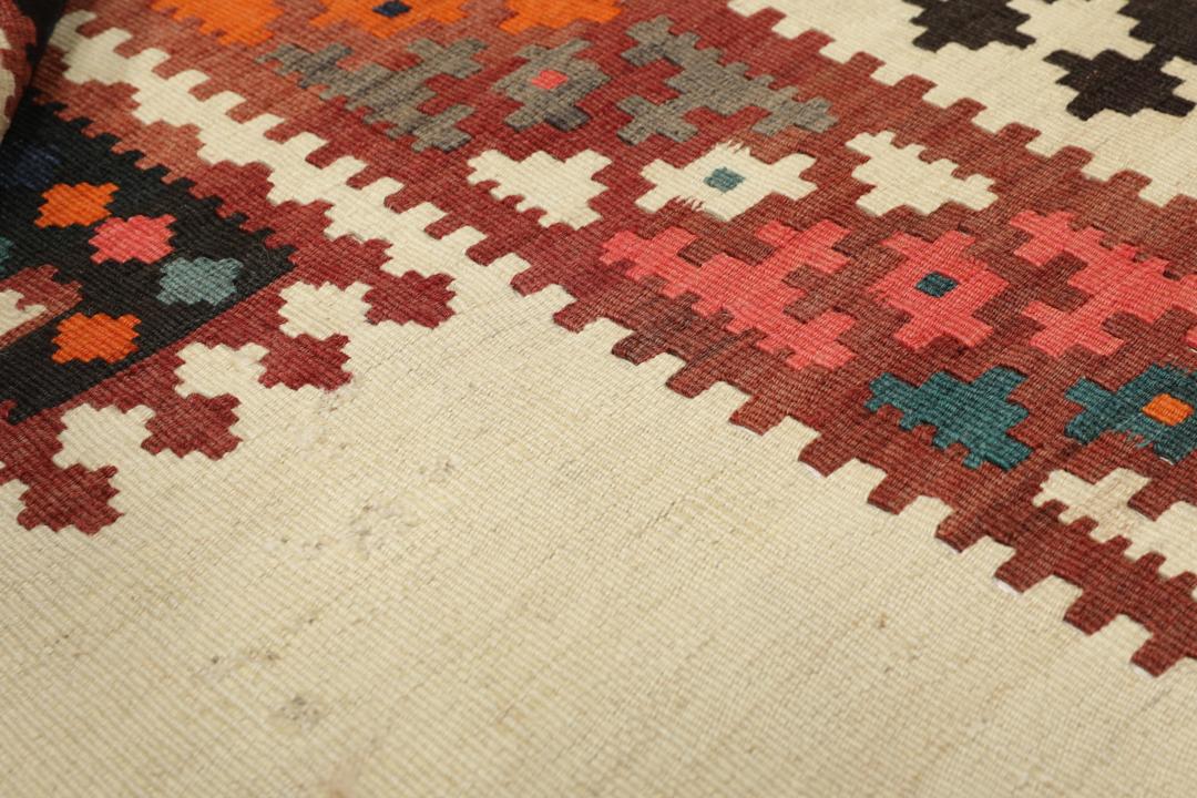 Vintage handgeweven Kelim-tapijt uit het Midden-Oosten met veelkleurige geometrische patronen