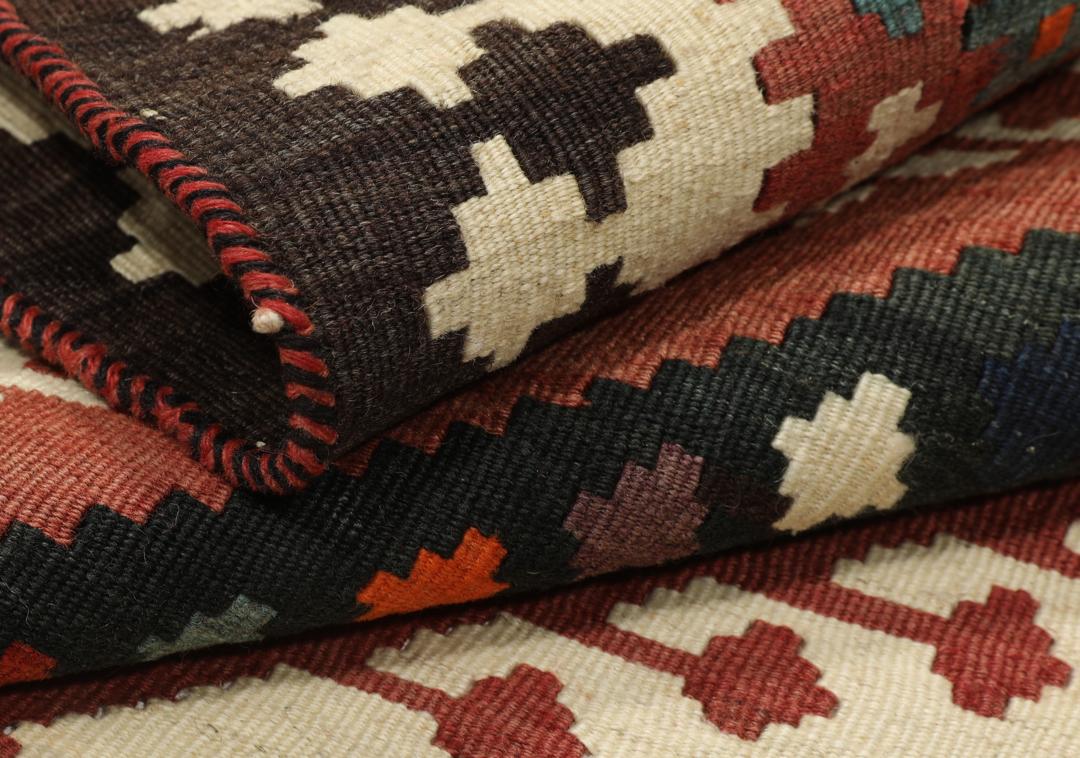 Vintage handgeweven Kelim-tapijt uit het Midden-Oosten met veelkleurige geometrische patronen