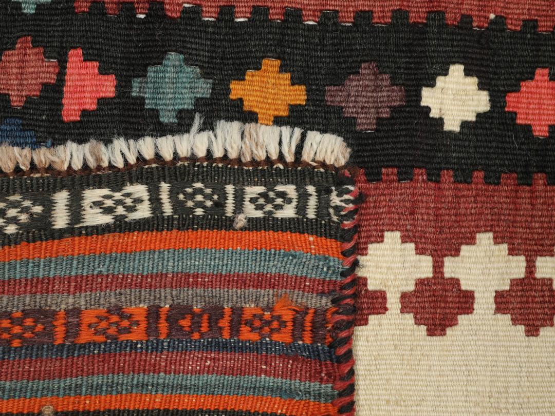 Vintage handgeweven Kelim-tapijt uit het Midden-Oosten met veelkleurige geometrische patronen