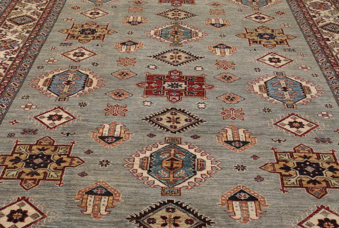 Handgeknoopt Kazak tapijt uit Afghanistan met een blauw en veelkleurig geometrisch patroon