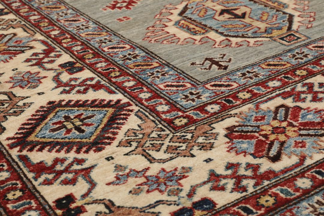Handgeknoopt Kazak tapijt uit Afghanistan met een blauw en veelkleurig geometrisch patroon