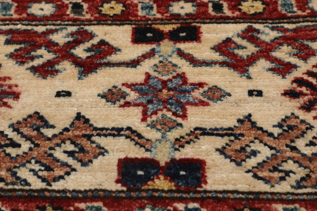 Handgeknoopt Kazak tapijt uit Afghanistan met een blauw en veelkleurig geometrisch patroon