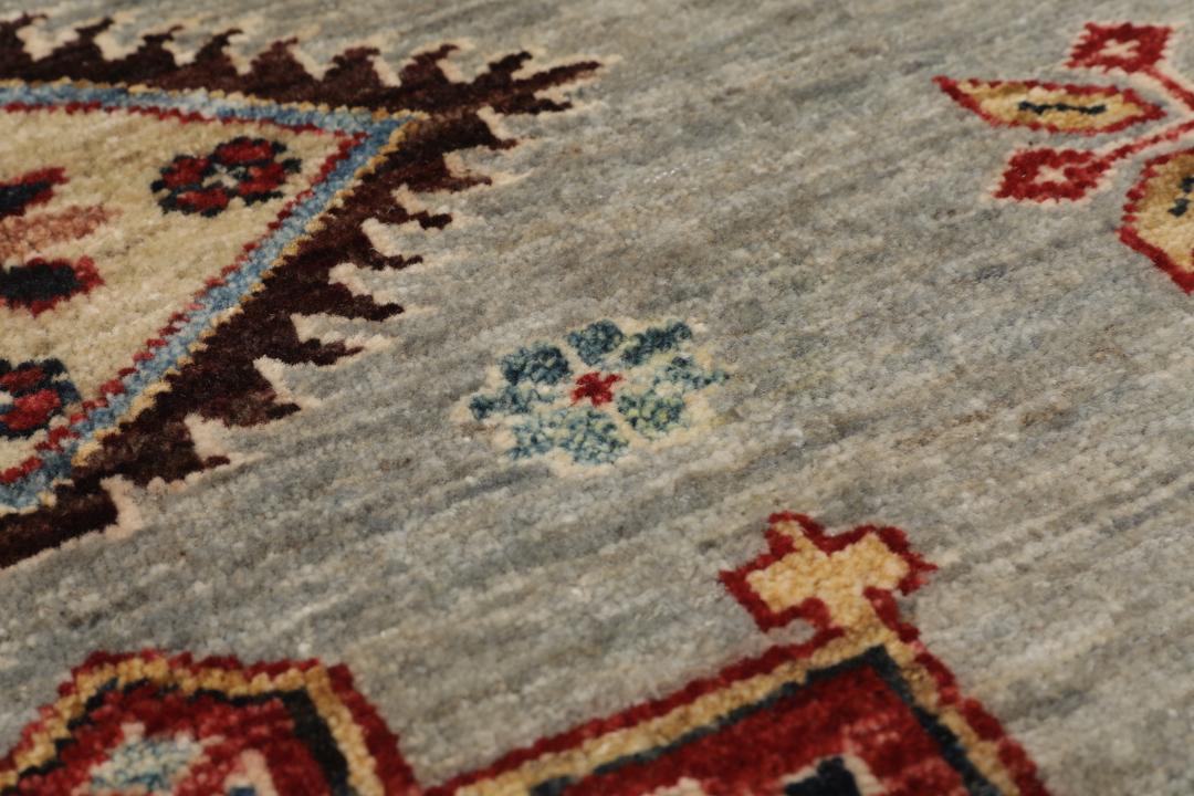 Handgeknoopt Kazak tapijt uit Afghanistan met een blauw en veelkleurig geometrisch patroon