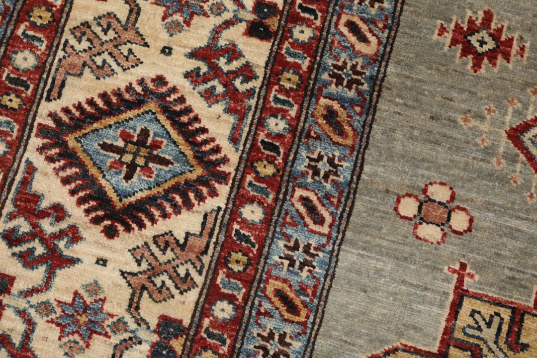 Handgeknoopt Kazak tapijt uit Afghanistan met een blauw en veelkleurig geometrisch patroon