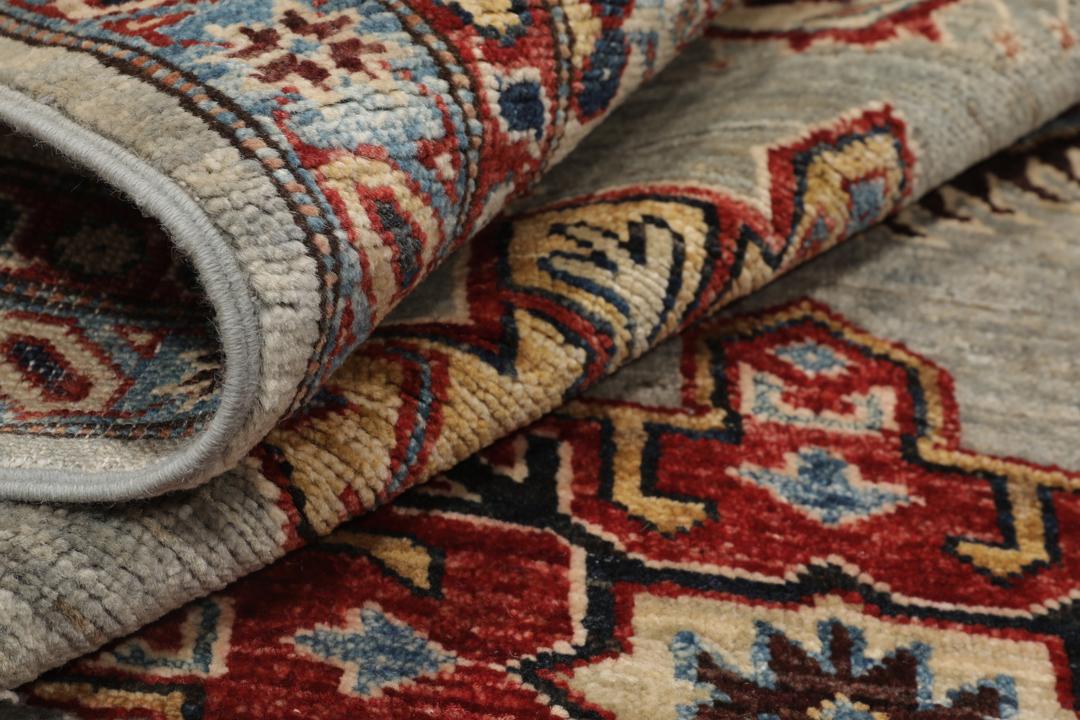 Handgeknoopt Kazak tapijt uit Afghanistan met een blauw en veelkleurig geometrisch patroon