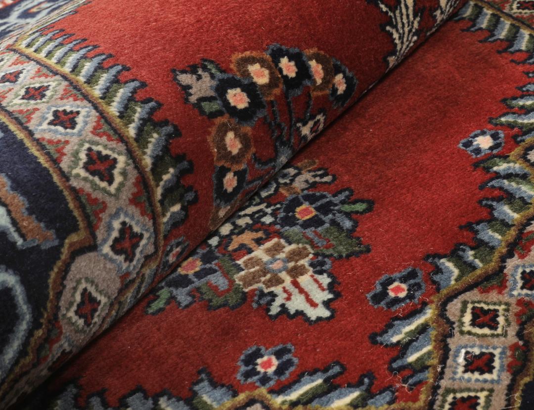 Tapis Mehraban du Moyen-Orient noué main en rouge et bleu avec des motifs d'oiseaux
