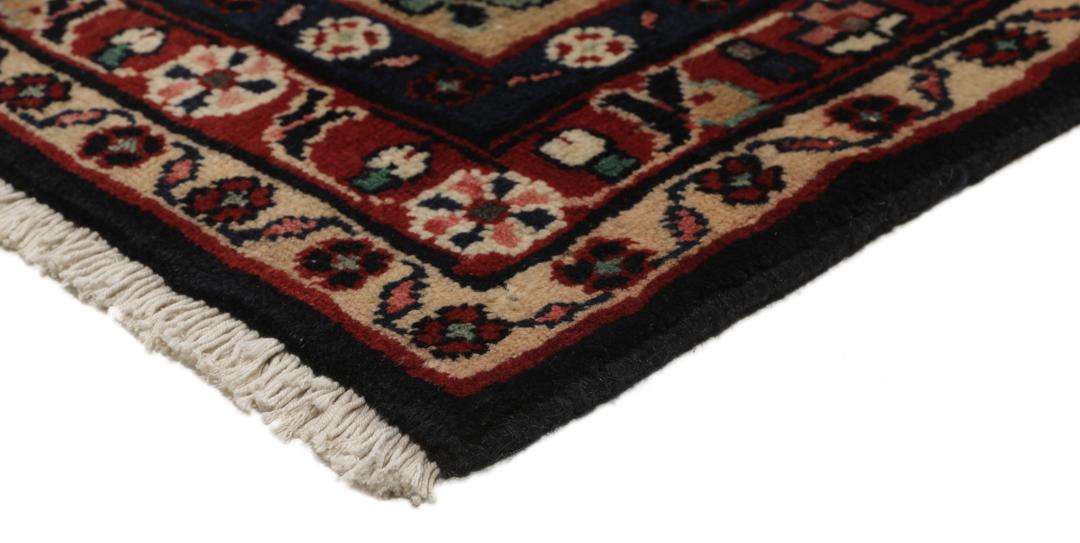 Tapis Mehraban noué à la main avec un motif de médaillon floral noir et rouge originaire du Moyen-Orient