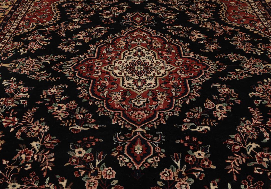 Tapis Mehraban noué à la main avec un motif de médaillon floral noir et rouge originaire du Moyen-Orient