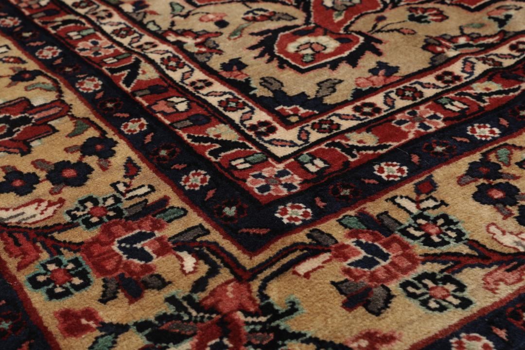 Tapis Mehraban noué à la main avec un motif de médaillon floral noir et rouge originaire du Moyen-Orient