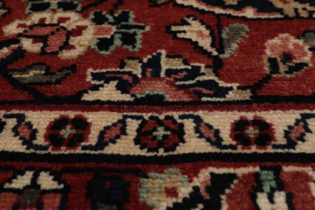 Tapis Mehraban noué à la main avec un motif de médaillon floral noir et rouge originaire du Moyen-Orient