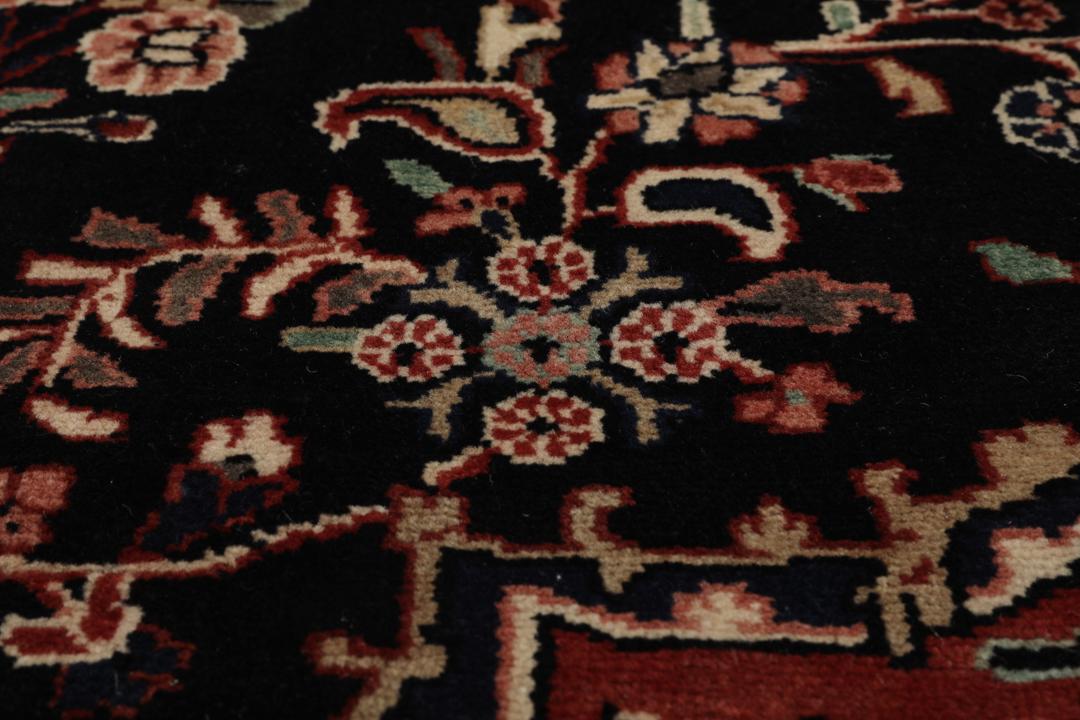 Tapis Mehraban noué à la main avec un motif de médaillon floral noir et rouge originaire du Moyen-Orient
