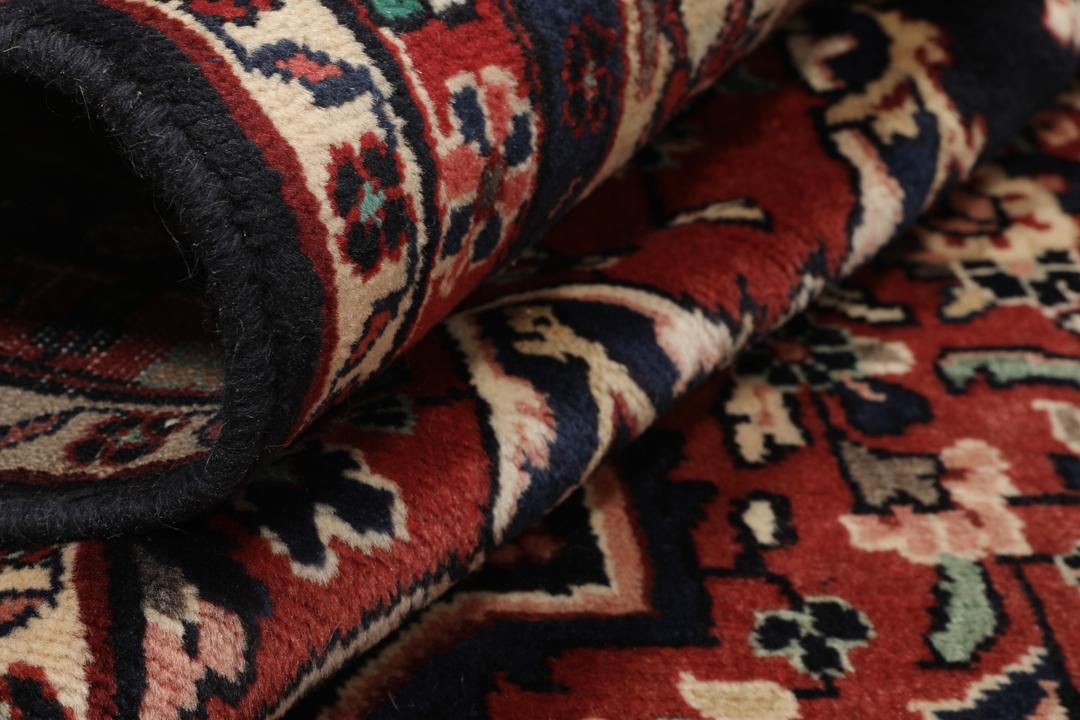 Tapis Mehraban noué à la main avec un motif de médaillon floral noir et rouge originaire du Moyen-Orient