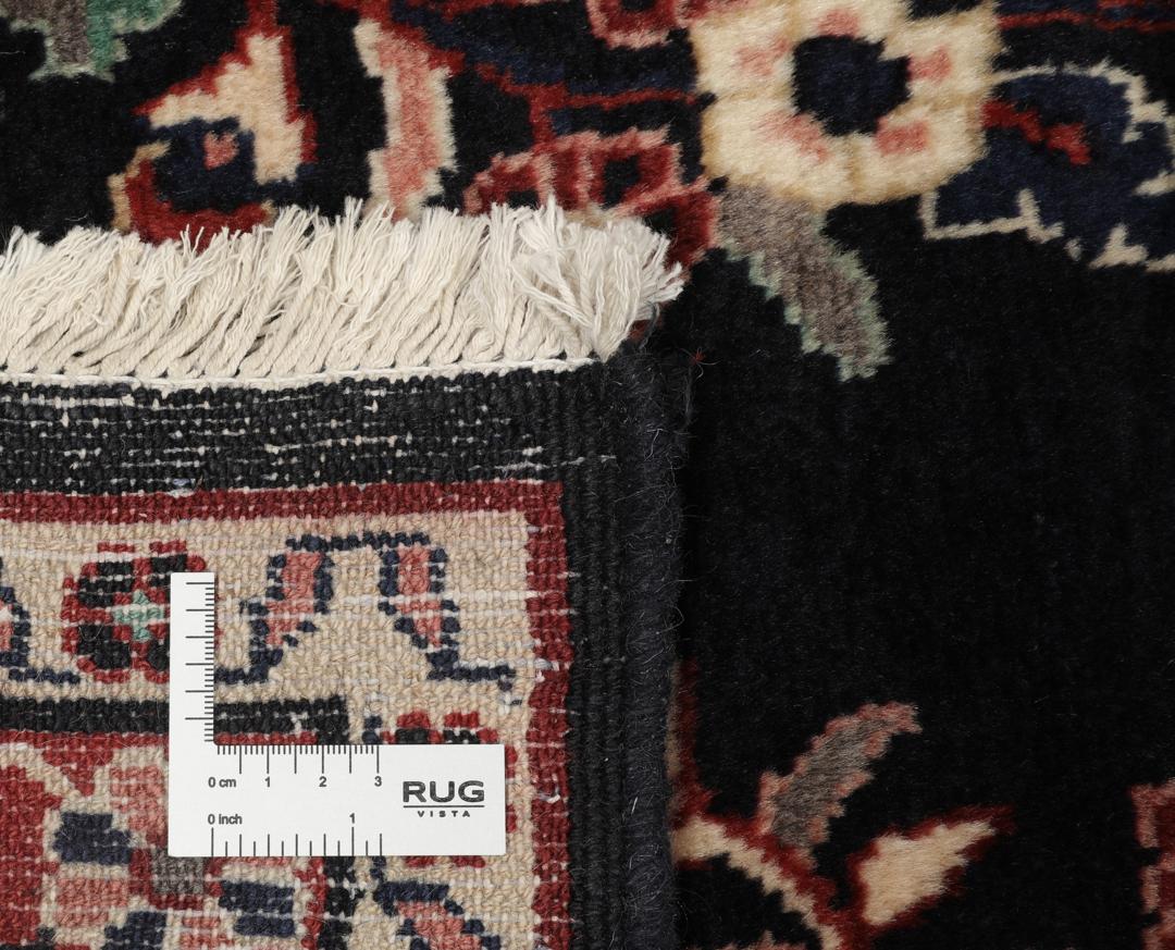 Tapis Mehraban noué à la main avec un motif de médaillon floral noir et rouge originaire du Moyen-Orient