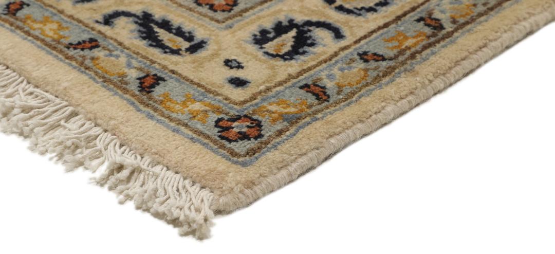 Et håndknyttet Najafabad-tæppe fra Mellemøsten med et beige midterfelt og indviklede botaniske mønstre.