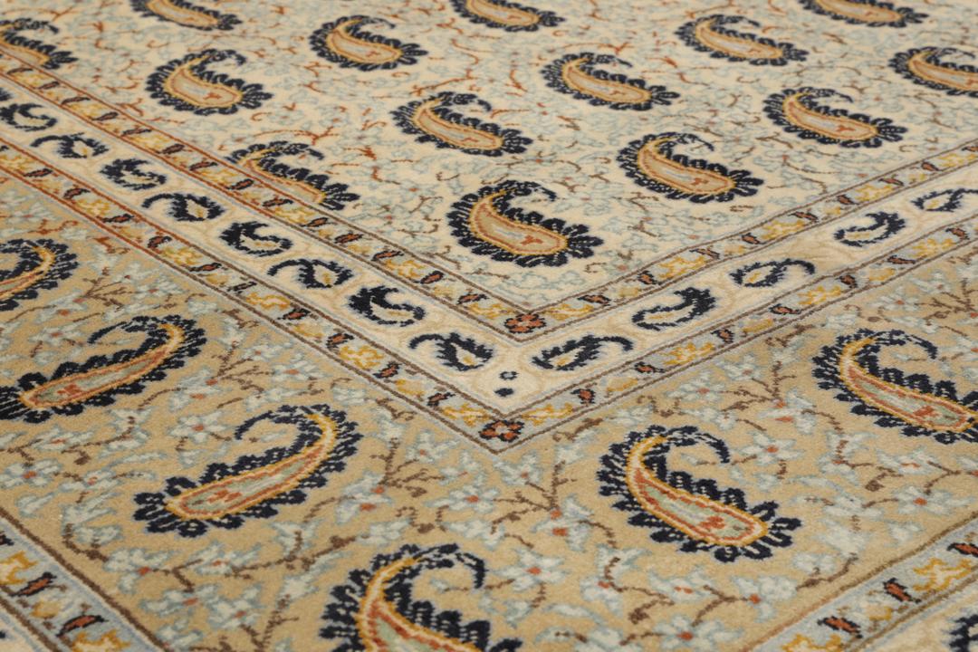 Et håndknyttet Najafabad-tæppe fra Mellemøsten med et beige midterfelt og indviklede botaniske mønstre.